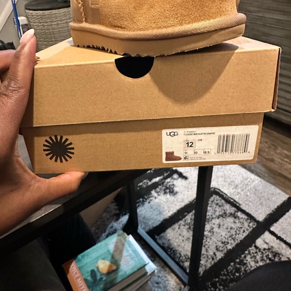 T Classic Mini Scatter Graphic UGG New - Picture 6 of 11